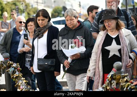 Une femme pose des fleurs devant la statue de la flamme de la liberté pour rendre hommage à la Dame Diana sur 31 août 2017 à Paris, France. La flamme est plâtrée avec des photos, des fleurs et des messages emblématiques consacrés à l'anniversaire de sa mort en 20th, près du tunnel du pont de l'Alma où la princesse Diana est décédée dans un accident de voiture sur 31 août 1997.la statue de la flamme de la liberté est devenue le mémorial officieux de Diana, Princesse de Galles.(photo de Julien Mattia/NurPhoto) Banque D'Images