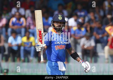 Le capitaine indien de cricket Viré Kohli célèbre après avoir inscrit 50 courses lors du match international de cricket d'une journée 4th entre le Sri Lanka et l'Inde au stade international de cricket R Premadasa à Colombo, au Sri Lanka, jeudi 31 août 2017. (Photo de Thharaka Basnayaka/NurPhoto) Banque D'Images