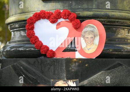 Des photos, des fleurs et des messages emblématiques qui rendent hommage à la Dame Diana à l'occasion du 20th anniversaire de sa mort ornent le plinthe de la statue de la flamme de la liberté sur 31 août 2017, à Paris, en France. La princesse Diana est morte dans un accident de voiture sur 31 août 1997 près du tunnel du pont de l'Alma. La statue de la flamme de la liberté devint le mémorial officieux de Diana, princesse de Galles. (Photo de Julien Mattia/NurPhoto) Banque D'Images
