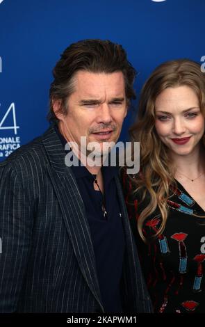 Ethan Hawke et Amanda Seyfried assistent à la séance photo « première réformée » lors du Festival du film de Venise de 74th sur 31 août 2017 à Venise, en Italie. (Photo de Matteo Chinellato/NurPhoto) Banque D'Images