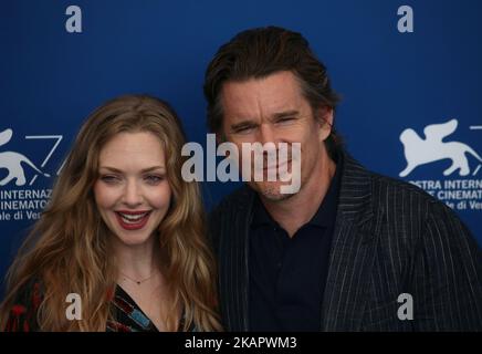 Ethan Hawke et Amanda Seyfried assistent à la séance photo « première réformée » lors du Festival du film de Venise de 74th sur 31 août 2017 à Venise, en Italie. (Photo de Matteo Chinellato/NurPhoto) Banque D'Images