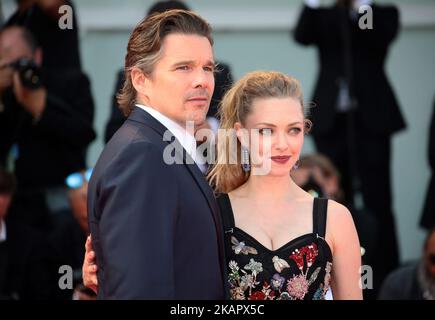 Ethan Hawke et Amanda Seyfried assistent au tapis rouge « Premier réformé » lors du Festival du film de Venise 74th à Venise, en Italie, sur 31 août 2017. (Photo de Matteo Chinellato/NurPhoto) Banque D'Images