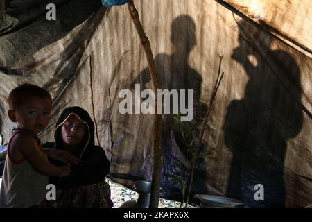 Rohingya Woman est assise dans un refuge de fortune près de la frontière entre le Bangladesh et le Myanmar, où les membres des gardes-frontières du Bangladesh (BGB), à Cox’s Bazar, au Bangladesh, sont restreints le 30 août 2017. L'Agence des Nations Unies pour les réfugiés a déclaré que plus de 3 000 personnes étaient arrivées au cours des trois derniers jours. (Photo par Mushfiqul Alam/NurPhoto) Banque D'Images