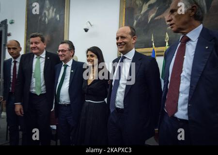 Plinio Davide de Nes Filho, président de l'équipe de football de Chapioense, avec le maire de Rome, Virginia Raggi, et le directeur général d'AS Roma Mauro Baldissoni lors d'une conférence de presse sur la colline du Capitole de Rome, à 31 août 2017, à Rome, en Italie. Le club de football brésilien dévasté par un accident d'avion dans les montagnes de Colombie l'année dernière jouera Roma vendredi dans un match de charité. (Photo par Andrea Ronchini/NurPhoto) Banque D'Images