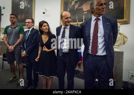 Plinio Davide de Nes Filho, président de l'équipe de football de Chapioense, avec le maire de Rome, Virginia Raggi, et le directeur général d'AS Roma Mauro Baldissoni lors d'une conférence de presse sur la colline du Capitole de Rome, à 31 août 2017, à Rome, en Italie. Le club de football brésilien dévasté par un accident d'avion dans les montagnes de Colombie l'année dernière jouera Roma vendredi dans un match de charité. (Photo par Andrea Ronchini/NurPhoto) Banque D'Images