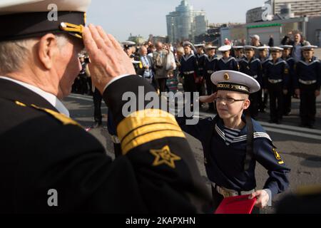 Le cadet de l'école navale de Nakhimov lors d'une cérémonie de serment au début d'une nouvelle année scolaire à l'occasion de la Journée du savoir à Saint-Pétersbourg, en Russie, sur 1 septembre 2017. (Photo par Igor Russak/NurPhoto) Banque D'Images