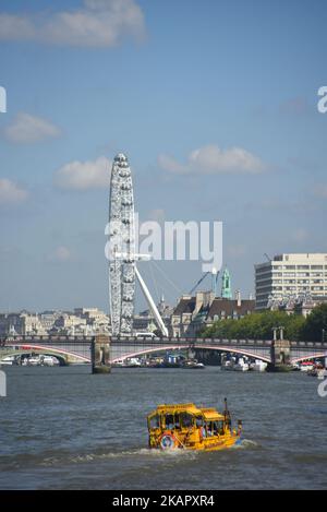 Un bus hybride London Duck Tours est photographié pendant que commence sa visite, Londres sur 1 septembre 2017. London Duck Tours cessera ses activités le 18 septembre, rapporte Londres SE1, après avoir perdu l'accès à manque Dock dérapage sur le Albert Embankment. (Photo par Alberto Pezzali/NurPhoto) Banque D'Images