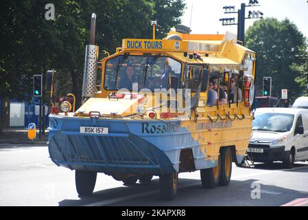 Un bus hybride London Duck Tours est photographié pendant que commence sa visite, Londres sur 1 septembre 2017. London Duck Tours cessera ses activités le 18 septembre, rapporte Londres SE1, après avoir perdu l'accès à manque Dock dérapage sur le Albert Embankment. (Photo par Alberto Pezzali/NurPhoto) Banque D'Images