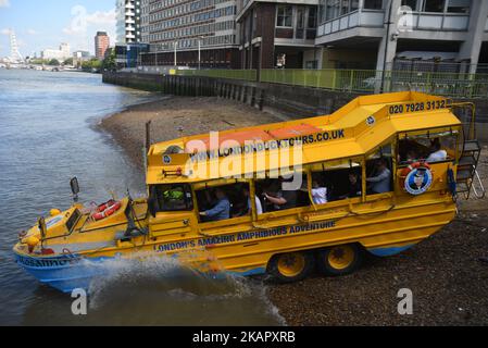 Un bus hybride London Duck Tours est photographié pendant que commence sa visite, Londres sur 1 septembre 2017. London Duck Tours cessera ses activités le 18 septembre, rapporte Londres SE1, après avoir perdu l'accès à manque Dock dérapage sur le Albert Embankment. (Photo par Alberto Pezzali/NurPhoto) Banque D'Images