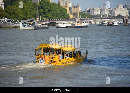 Un bus hybride London Duck Tours est photographié pendant que commence sa visite, Londres sur 1 septembre 2017. London Duck Tours cessera ses activités le 18 septembre, rapporte Londres SE1, après avoir perdu l'accès à manque Dock dérapage sur le Albert Embankment. (Photo par Alberto Pezzali/NurPhoto) Banque D'Images