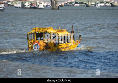 Un bus hybride London Duck Tours est photographié pendant que commence sa visite, Londres sur 1 septembre 2017. London Duck Tours cessera ses activités le 18 septembre, rapporte Londres SE1, après avoir perdu l'accès à manque Dock dérapage sur le Albert Embankment. (Photo par Alberto Pezzali/NurPhoto) Banque D'Images