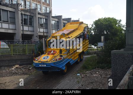 Un bus hybride London Duck Tours est photographié pendant que commence sa visite, Londres sur 1 septembre 2017. London Duck Tours cessera ses activités le 18 septembre, rapporte Londres SE1, après avoir perdu l'accès à manque Dock dérapage sur le Albert Embankment. (Photo par Alberto Pezzali/NurPhoto) Banque D'Images