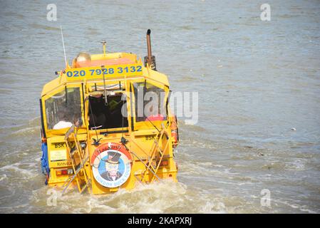 Un bus hybride London Duck Tours est photographié pendant que commence sa visite, Londres sur 1 septembre 2017. London Duck Tours cessera ses activités le 18 septembre, rapporte Londres SE1, après avoir perdu l'accès à manque Dock dérapage sur le Albert Embankment. (Photo par Alberto Pezzali/NurPhoto) Banque D'Images