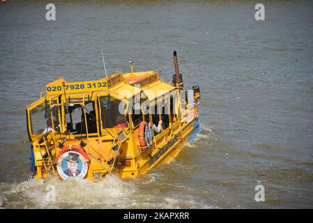 Un bus hybride London Duck Tours est photographié pendant que commence sa visite, Londres sur 1 septembre 2017. London Duck Tours cessera ses activités le 18 septembre, rapporte Londres SE1, après avoir perdu l'accès à manque Dock dérapage sur le Albert Embankment. (Photo par Alberto Pezzali/NurPhoto) Banque D'Images