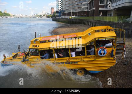 Un bus hybride London Duck Tours est photographié pendant que commence sa visite, Londres sur 1 septembre 2017. London Duck Tours cessera ses activités le 18 septembre, rapporte Londres SE1, après avoir perdu l'accès à manque Dock dérapage sur le Albert Embankment. (Photo par Alberto Pezzali/NurPhoto) Banque D'Images