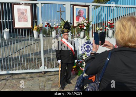 Les gens prennent une photo souvenir à l'occasion du 37th anniversaire de l'Accord de Gdansk à la porte n° 2 du chantier naval de Gdansk, qui a permis la création du syndicat Solidarnosc. Jeudi, 31 août 2017, à Gdansk, Pologne. (Photo par Artur Widak/NurPhoto) Banque D'Images