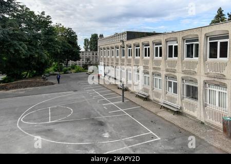 Vue sur le lycée Pierre Mendes France et le jardin réalisé par des étudiants à Paris, France, le 1st septembre 2017. (Photo de Julien Mattia/NurPhoto) Banque D'Images