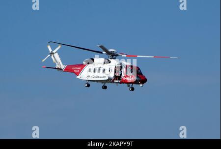 HM Coastguard Search and Rescue hélicoptère Sikorsky S-92A en vol, Cornwall, Royaume-Uni Banque D'Images