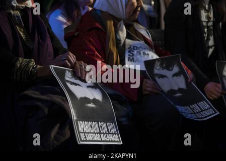 Sur 1 septembre, plus de 200 mille personnes ont manifesté sur la Plaza de Mayo, CABA, Argentine, un mois après la disparition de Santiago Maldonado, réclamant l'apparition du jeune homme vivant et demandant la démission de la ministre de la sécurité Patricia Bullrich. Les deux frères de Santiago Maldonado, allemand et Sergio, ont travaillé comme orateurs de l'événement, qui a inclus la participation de mères et de grands-mères de Plaza de Mayo, et Adolfo Perez Esquivel (prix Nobel de la paix) entre autres. (Photo par Matias Jovet/NurPhoto) Banque D'Images