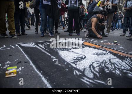 Sur 1 septembre, plus de 200 mille personnes ont manifesté sur la Plaza de Mayo, CABA, Argentine, un mois après la disparition de Santiago Maldonado, réclamant l'apparition du jeune homme vivant et demandant la démission de la ministre de la sécurité Patricia Bullrich. Les deux frères de Santiago Maldonado, allemand et Sergio, ont travaillé comme orateurs de l'événement, qui a inclus la participation de mères et de grands-mères de Plaza de Mayo, et Adolfo Perez Esquivel (prix Nobel de la paix) entre autres. (Photo par Matias Jovet/NurPhoto) Banque D'Images