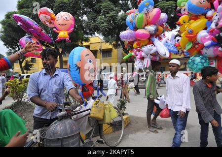 Un vendeur de rue vendant des ballons de vol pendant la célébration de Bakra Eid ou Eid al-Adha ou ID-ul-Azha samedi, 02 septembre 2017 dans la mosquée de Kashmiri Jame, Katmandou, Népal. Bakra Eid, également connu Eid al-Adha ou ID-ul-Azha en arabe, est une 'Fête du sacrifice' et célébrée comme le temps de donner et de sacrifier. Le gouvernement népalais a annoncé un jour férié à l'occasion de Bakra Eid ou Eid al-Adha ou ID-ul-Azha, l'un des deux grands festivals pour les musulmans dans le monde. (Photo de Narayan Maharajan/NurPhoto) Banque D'Images