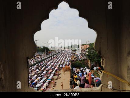 Les musulmans indiens proposent des prières d'Eid al-Adha à la mosquée Idgah Delhi-Jaipur Highway, Rajasthan, Inde, 02 septembre 2017. EID al-Adha est la plus sainte des deux fêtes musulmanes célébrées chaque année, elle marque le pèlerinage musulman annuel (Hajj) pour visiter la Mecque, le lieu le plus sacré de l'Islam. Les musulmans abattent un animal sacrificiel et divisent la viande en trois parties, une pour la famille, une pour les amis et les proches, et une pour les pauvres et les nécessiteux.(photo de Vishal Bhatnagar/NurPhoto)les musulmans indiens offrent des prières d'Eid al-Adha à la mosquée Idgah Delhi-Jaipur Highway, Rajasthan, Inde, 02 septembre 2017. EID al Banque D'Images