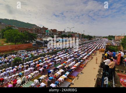 Les musulmans indiens proposent des prières d'Eid al-Adha à la mosquée Idgah Delhi-Jaipur Highway, Rajasthan, Inde, 02 septembre 2017. EID al-Adha est la plus sainte des deux fêtes musulmanes célébrées chaque année, elle marque le pèlerinage musulman annuel (Hajj) pour visiter la Mecque, le lieu le plus sacré de l'Islam. Les musulmans abattent un animal sacrificiel et divisent la viande en trois parties, une pour la famille, une pour les amis et les parents, et une pour les pauvres et les nécessiteux (photo de Vishal Bhatnagar/NurPhoto) (photo de Vishal Bhatnagar/NurPhoto) Banque D'Images