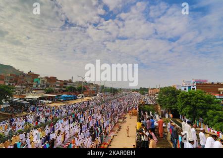 Les musulmans indiens proposent des prières d'Eid al-Adha à la mosquée Idgah Delhi-Jaipur Highway, Rajasthan, Inde, 02 septembre 2017. EID al-Adha est la plus sainte des deux fêtes musulmanes célébrées chaque année, elle marque le pèlerinage musulman annuel (Hajj) pour visiter la Mecque, le lieu le plus sacré de l'Islam. Les musulmans abattent un animal sacrificiel et divisent la viande en trois parties, une pour la famille, une pour les amis et les parents, et une pour les pauvres et les nécessiteux (photo de Vishal Bhatnagar/NurPhoto) (photo de Vishal Bhatnagar/NurPhoto) Banque D'Images
