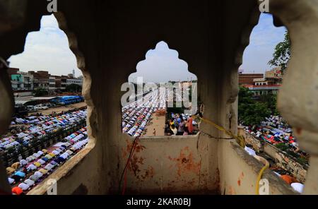 Les musulmans indiens proposent des prières d'Eid al-Adha à la mosquée Idgah Delhi-Jaipur Highway, Rajasthan, Inde, 02 septembre 2017. EID al-Adha est la plus sainte des deux fêtes musulmanes célébrées chaque année, elle marque le pèlerinage musulman annuel (Hajj) pour visiter la Mecque, le lieu le plus sacré de l'Islam. Les musulmans abattent un animal sacrificiel et divisent la viande en trois parties, une pour la famille, une pour les amis et les parents, et une pour les pauvres et les nécessiteux (photo de Vishal Bhatnagar/NurPhoto) (photo de Vishal Bhatnagar/NurPhoto) Banque D'Images