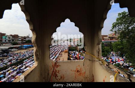 Les musulmans indiens proposent des prières d'Eid al-Adha à la mosquée Idgah Delhi-Jaipur Highway, Rajasthan, Inde, 02 septembre 2017. EID al-Adha est la plus sainte des deux fêtes musulmanes célébrées chaque année, elle marque le pèlerinage musulman annuel (Hajj) pour visiter la Mecque, le lieu le plus sacré de l'Islam. Les musulmans abattent un animal sacrificiel et divisent la viande en trois parties, une pour la famille, une pour les amis et les parents, et une pour les pauvres et les nécessiteux (photo de Vishal Bhatnagar/NurPhoto) (photo de Vishal Bhatnagar/NurPhoto) Banque D'Images