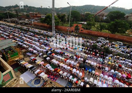 Les musulmans indiens proposent des prières d'Eid al-Adha à la mosquée Idgah Delhi-Jaipur Highway, Rajasthan, Inde, 02 septembre 2017. EID al-Adha est la plus sainte des deux fêtes musulmanes célébrées chaque année, elle marque le pèlerinage musulman annuel (Hajj) pour visiter la Mecque, le lieu le plus sacré de l'Islam. Les musulmans abattent un animal sacrificiel et divisent la viande en trois parties, une pour la famille, une pour les amis et les parents, et une pour les pauvres et les nécessiteux (photo de Vishal Bhatnagar/NurPhoto) (photo de Vishal Bhatnagar/NurPhoto) Banque D'Images