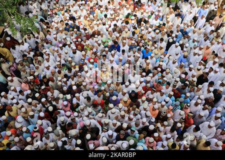 Les musulmans indiens proposent des prières d'Eid al-Adha à la mosquée Idgah Delhi-Jaipur Highway, Rajasthan, Inde, 02 septembre 2017. EID al-Adha est la plus sainte des deux fêtes musulmanes célébrées chaque année, elle marque le pèlerinage musulman annuel (Hajj) pour visiter la Mecque, le lieu le plus sacré de l'Islam. Les musulmans abattent un animal sacrificiel et divisent la viande en trois parties, une pour la famille, une pour les amis et les parents, et une pour les pauvres et les nécessiteux (photo de Vishal Bhatnagar/NurPhoto) (photo de Vishal Bhatnagar/NurPhoto) Banque D'Images