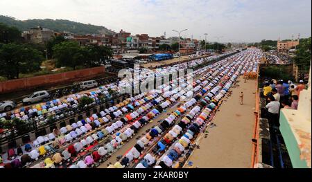 Les musulmans indiens proposent des prières d'Eid al-Adha à la mosquée Idgah Delhi-Jaipur Highway, Rajasthan, Inde, 02 septembre 2017. EID al-Adha est la plus sainte des deux fêtes musulmanes célébrées chaque année, elle marque le pèlerinage musulman annuel (Hajj) pour visiter la Mecque, le lieu le plus sacré de l'Islam. Les musulmans abattent un animal sacrificiel et divisent la viande en trois parties, une pour la famille, une pour les amis et les parents, et une pour les pauvres et les nécessiteux (photo de Vishal Bhatnagar/NurPhoto) (photo de Vishal Bhatnagar/NurPhoto) Banque D'Images