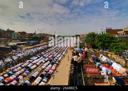 Les musulmans indiens proposent des prières d'Eid al-Adha à la mosquée Idgah Delhi-Jaipur Highway, Rajasthan, Inde, 02 septembre 2017. EID al-Adha est la plus sainte des deux fêtes musulmanes célébrées chaque année, elle marque le pèlerinage musulman annuel (Hajj) pour visiter la Mecque, le lieu le plus sacré de l'Islam. Les musulmans abattent un animal sacrificiel et divisent la viande en trois parties, une pour la famille, une pour les amis et les parents, et une pour les pauvres et les nécessiteux (photo de Vishal Bhatnagar/NurPhoto) (photo de Vishal Bhatnagar/NurPhoto) Banque D'Images