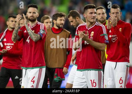 Tamas Kadar (4) et Adam Pinter (16) de Hongrie remercient leurs fans lors du match de qualification de la coupe du monde de la FIFA 2018 entre la Hongrie et le Portugal à l'arène Groupama de Budapest, Hongrie sur 3 septembre 2017 (photo par Andrew Surma/NurPhoto) Banque D'Images