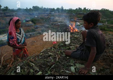 Un garçon de Rohingya s'asseoir sur une colline. Les Rohingya construisent des maisons temporaires et tachent des arbres sur le flanc de la colline près de Balukhali, Cox's Bazar, 4 septembre, 2017 . Des violences ont éclaté dans l'État de Myanmars Rakhine le 25 août, lorsque les forces de sécurité du pays ont lancé une opération contre la communauté musulmane Rohingya. Elle a déclenché un nouvel afflux de réfugiés vers le Bangladesh voisin, bien que le pays ait fermé ses frontières aux réfugiés. (Photo par Mushfiqul Alam/NurPhoto) Banque D'Images