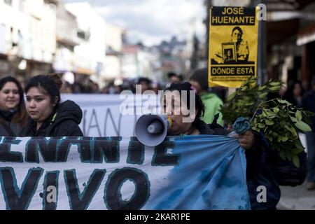 Mère de José Huenante lors d'une manifestation pour commémorer les 12 ans de la disparition du jeune José Huenante à Puerto Montt, sur 4 septembre 2017. Des parents et des amis ont organisé une manifestation pour commémorer les 12 ans de la disparition du jeune José Huenante aux mains de la police chilienne José Gerardo Huenante Huenante, un garçon de 16 ans, a été arrêté et fait disparaître par la police chilienne à 3 septembre, 2005 dans la ville de Puerto Montt dans le sud du Chili. José disparaît sous le gouvernement de la Concertación présidée par Ricardo Lagos. Il est le secon Banque D'Images