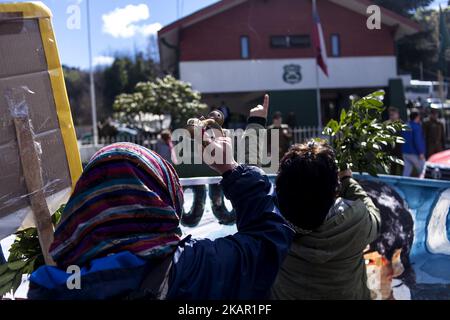 Manifestant devant le poste de police lors d'une manifestation pour commémorer les 12 ans de la disparition du jeune José Huenante à Puerto Montt, sur 4 septembre 2017. . Des parents et des amis ont organisé une manifestation pour commémorer les 12 ans de la disparition du jeune José Huenante aux mains de la police chilienne José Gerardo Huenante Huenante, un garçon de 16 ans, a été arrêté et fait disparaître par la police chilienne à 3 septembre, 2005 dans la ville de Puerto Montt dans le sud du Chili. José disparaît sous le gouvernement de la Concertación présidée par Ricardo Lag Banque D'Images