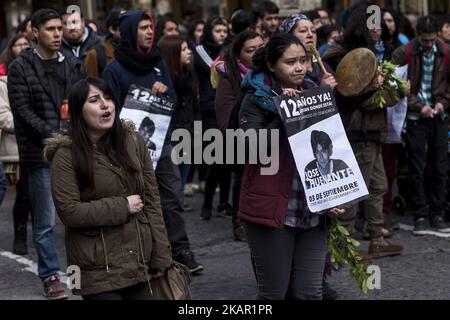 Des parents et des amis ont organisé une manifestation pour commémorer les 12 ans de la disparition du jeune José Huenante aux mains de la police chilienne José Gerardo Huenante Huenante, un garçon de 16 ans, a été arrêté et fait disparaître par la police chilienne à 3 septembre, 2005 dans la ville de Puerto Montt dans le sud du Chili. José disparaît sous le gouvernement de la Concertación présidée par Ricardo Lagos. Il est le deuxième détenu disparu dans les gouvernements civils. Le corps n'a pas encore été retrouvé 12 ans après son arrestation et les coupables sont encore en liberté à Puerto Montt, au Chili. (Photo Banque D'Images