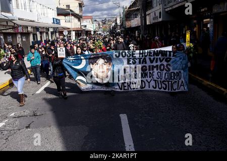 Des parents et des amis ont organisé une manifestation pour commémorer les 12 ans de la disparition du jeune José Huenante aux mains de la police chilienne José Gerardo Huenante Huenante, un garçon de 16 ans, a été arrêté et fait disparaître par la police chilienne à 3 septembre, 2005 dans la ville de Puerto Montt dans le sud du Chili. José disparaît sous le gouvernement de la Concertación présidée par Ricardo Lagos. Il est le deuxième détenu disparu dans les gouvernements civils. Le corps n'a pas encore été retrouvé 12 ans après son arrestation et les coupables sont encore en liberté à Puerto Montt, au Chili. (Photo Banque D'Images