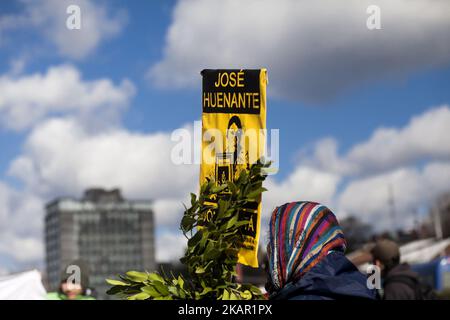 Des parents et des amis ont organisé une manifestation pour commémorer les 12 ans de la disparition du jeune José Huenante aux mains de la police chilienne José Gerardo Huenante Huenante, un garçon de 16 ans, a été arrêté et fait disparaître par la police chilienne à 3 septembre, 2005 dans la ville de Puerto Montt dans le sud du Chili. José disparaît sous le gouvernement de la Concertación présidée par Ricardo Lagos. Il est le deuxième détenu disparu dans les gouvernements civils. Le corps n'a pas encore été retrouvé 12 ans après son arrestation et les coupables sont encore en liberté à Puerto Montt, au Chili. (Photo Banque D'Images