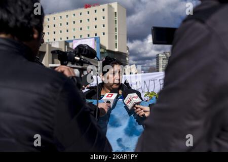 Mère de José Huenante lors d'une manifestation pour commémorer les 12 ans de la disparition du jeune José Huenante à Puerto Montt, sur 4 septembre 2017. Des parents et des amis ont organisé une manifestation pour commémorer les 12 ans de la disparition du jeune José Huenante aux mains de la police chilienne José Gerardo Huenante Huenante, un garçon de 16 ans, a été arrêté et fait disparaître par la police chilienne à 3 septembre, 2005 dans la ville de Puerto Montt dans le sud du Chili. José disparaît sous le gouvernement de la Concertación présidée par Ricardo Lagos. Il est le secon Banque D'Images