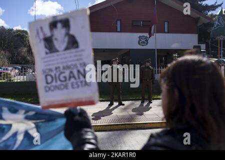 Manifestant devant le poste de police lors d'une manifestation pour commémorer les 12 ans de la disparition du jeune José Huenante à Puerto Montt, sur 4 septembre 2017. Des parents et des amis ont organisé une manifestation pour commémorer les 12 ans de la disparition du jeune José Huenante aux mains de la police chilienne José Gerardo Huenante Huenante, un garçon de 16 ans, a été arrêté et fait disparaître par la police chilienne à 3 septembre, 2005 dans la ville de Puerto Montt dans le sud du Chili. José disparaît sous le gouvernement de la Concertación présidée par Ricardo Lagos. Banque D'Images