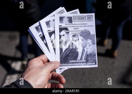 Flyer avec le visage de la police accusée de disparition de José Huenante lors d'une manifestation pour commémorer les 12 ans de la disparition du jeune José Huenante à Puerto Montt, sur 4 septembre 2017. . Des parents et des amis ont organisé une manifestation pour commémorer les 12 ans de la disparition du jeune José Huenante aux mains de la police chilienne José Gerardo Huenante Huenante, un garçon de 16 ans, a été arrêté et fait disparaître par la police chilienne à 3 septembre, 2005 dans la ville de Puerto Montt dans le sud du Chili. José disparaît sous le gouvernement du Conc Banque D'Images