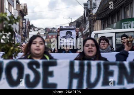 Des parents et des amis ont organisé une manifestation pour commémorer les 12 ans de la disparition du jeune José Huenante aux mains de la police chilienne José Gerardo Huenante Huenante, un garçon de 16 ans, a été arrêté et fait disparaître par la police chilienne à 3 septembre, 2005 dans la ville de Puerto Montt dans le sud du Chili. José disparaît sous le gouvernement de la Concertación présidée par Ricardo Lagos. Il est le deuxième détenu disparu dans les gouvernements civils. Le corps n'a pas encore été retrouvé 12 ans après son arrestation et les coupables sont encore en liberté à Puerto Montt, au Chili. (Photo Banque D'Images