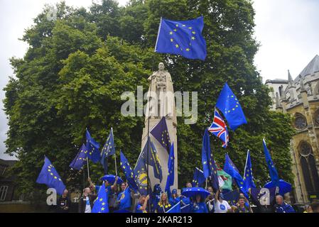 Une manifestation contre le Brexit a eu lieu près des chambres du Parlement, à Londres sur 5 septembre 2017. Le processus de sortie de l'Union européenne commence sa troisième étape. (Photo par Alberto Pezzali/NurPhoto) Banque D'Images