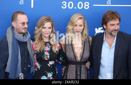 le réalisateur Darren Aronofsky, l'actrice américaine Michelle Pfeiffer, l'actrice américaine Jennifer Lawrence et l'acteur espagnol Javier Bardem assistent à la séance photo du film 'Mother' présenté en compétition au Festival du film de Venise 74th à Venise, en Italie, sur 5 septembre 2017. (Photo de Matteo Chinellato/NurPhoto) Banque D'Images