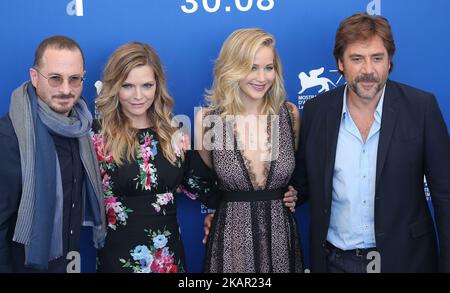 le réalisateur Darren Aronofsky, l'actrice américaine Michelle Pfeiffer, l'actrice américaine Jennifer Lawrence et l'acteur espagnol Javier Bardem assistent à la séance photo du film 'Mother' présenté en compétition au Festival du film de Venise 74th à Venise, en Italie, sur 5 septembre 2017. (Photo de Matteo Chinellato/NurPhoto) Banque D'Images