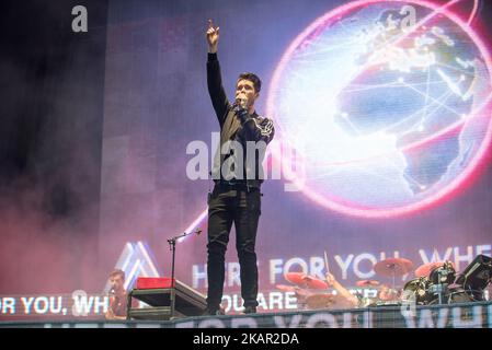 Le groupe pop indépendant britannique Bastille est vu en direct sur scène pendant la première journée du festival de lecture, Reading on 25 août 2017. (Photo par Alberto Pezzali/NurPhoto) Banque D'Images