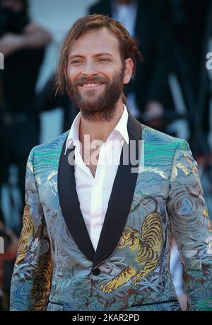 Alessandro Borghi marche le tapis rouge en avant de l'autre ! Projection pendant le Festival du film de Venise 74th à Sala Grande sur 5 septembre 2017 à Venise, Italie. (Photo de Matteo Chinellato/NurPhoto) Banque D'Images